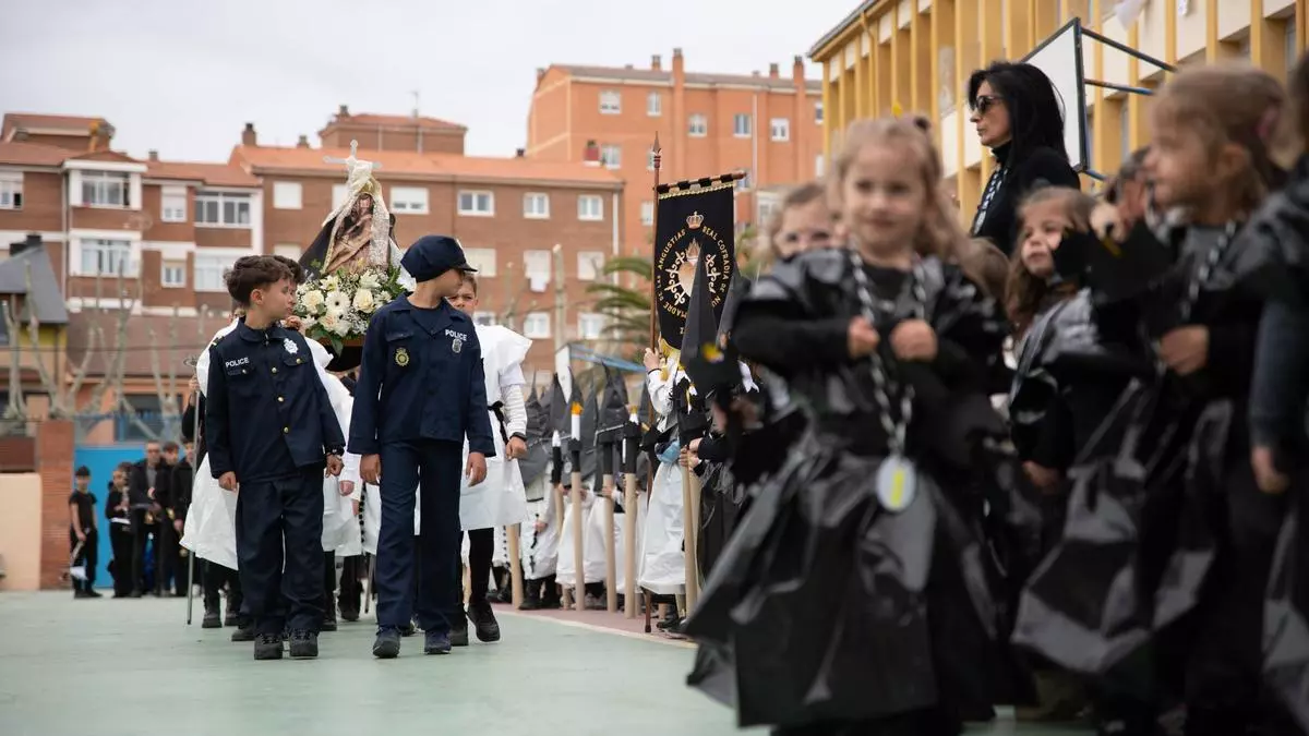 Procesión infantil en honor a Nuestra Madre por la avenida Galicia