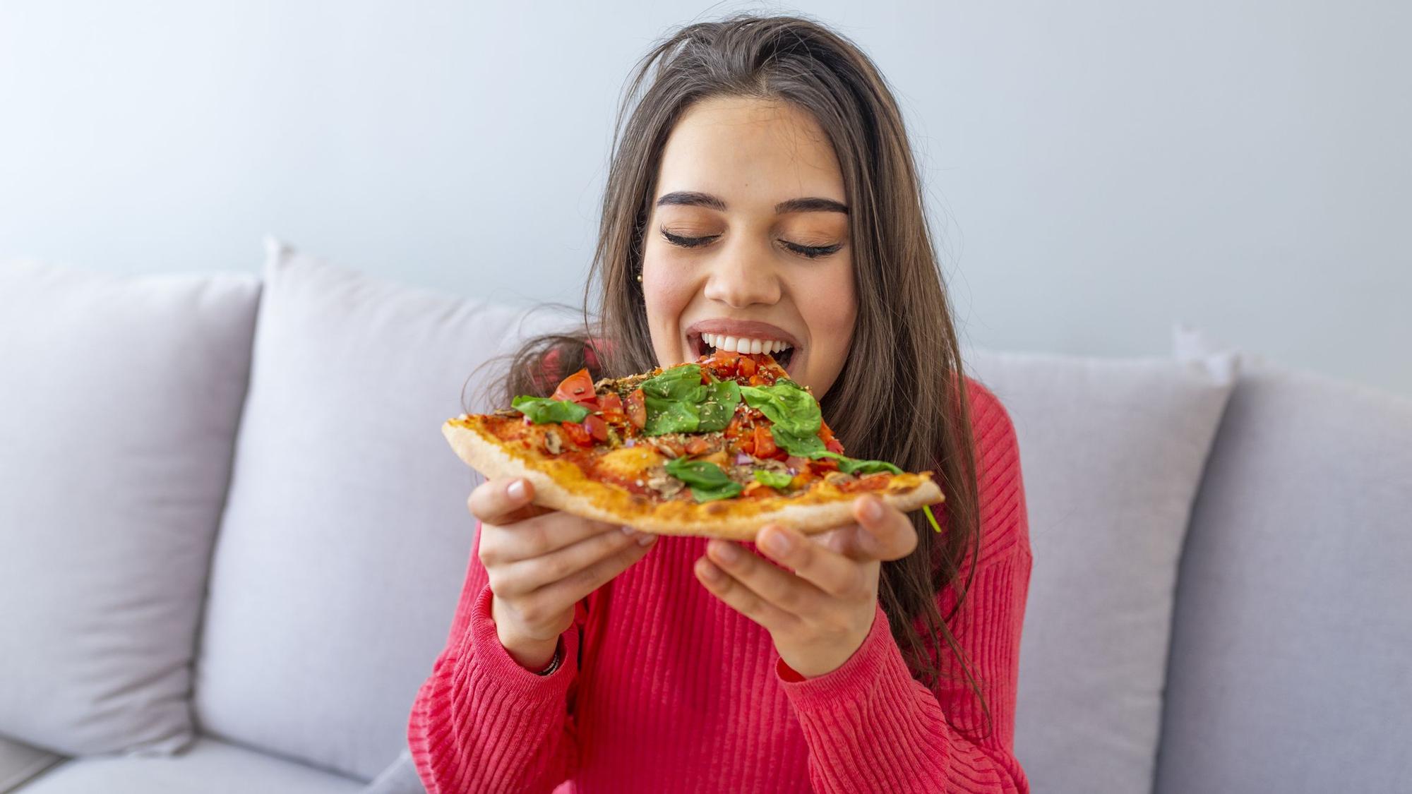 Mujer comiendo pizza