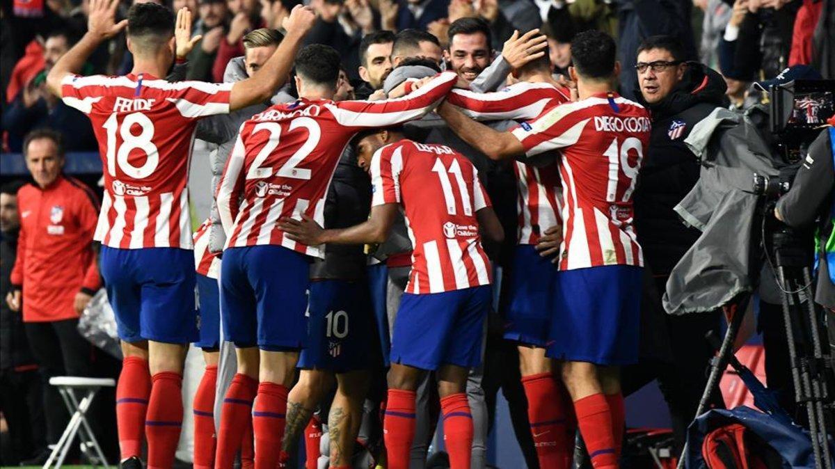 Jugadores y cuerpo técnico se fundieron en una piña con el gol de Morata