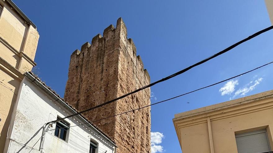 La torre del Aver de Cáceres, vallada por desprendimientos