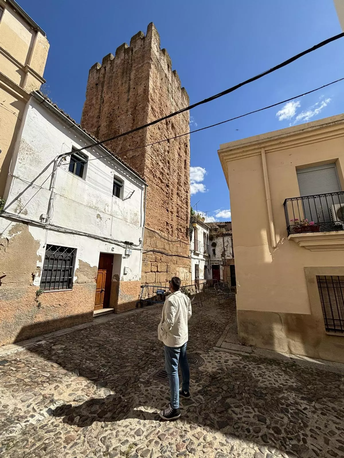 La torre del Aver de Cáceres, vallada por desprendimientos