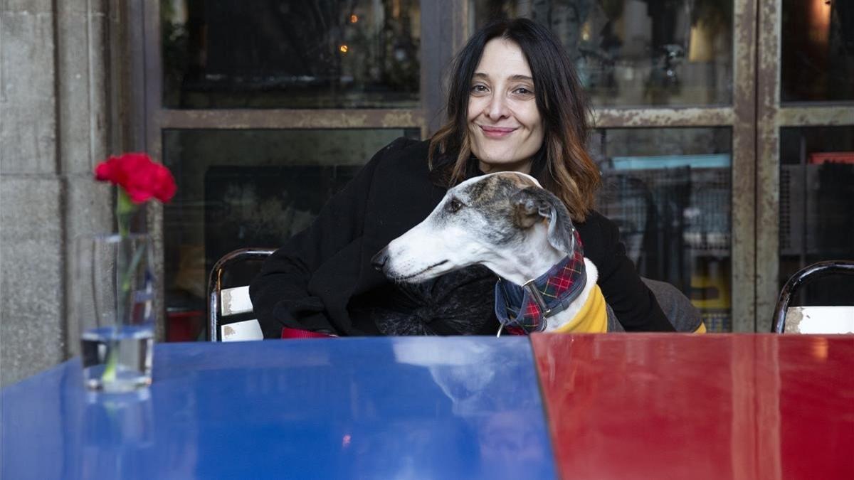 Giulia Valle, en el bar Ocaña de la plaza Reial de Barcelonataba Carlos Cano