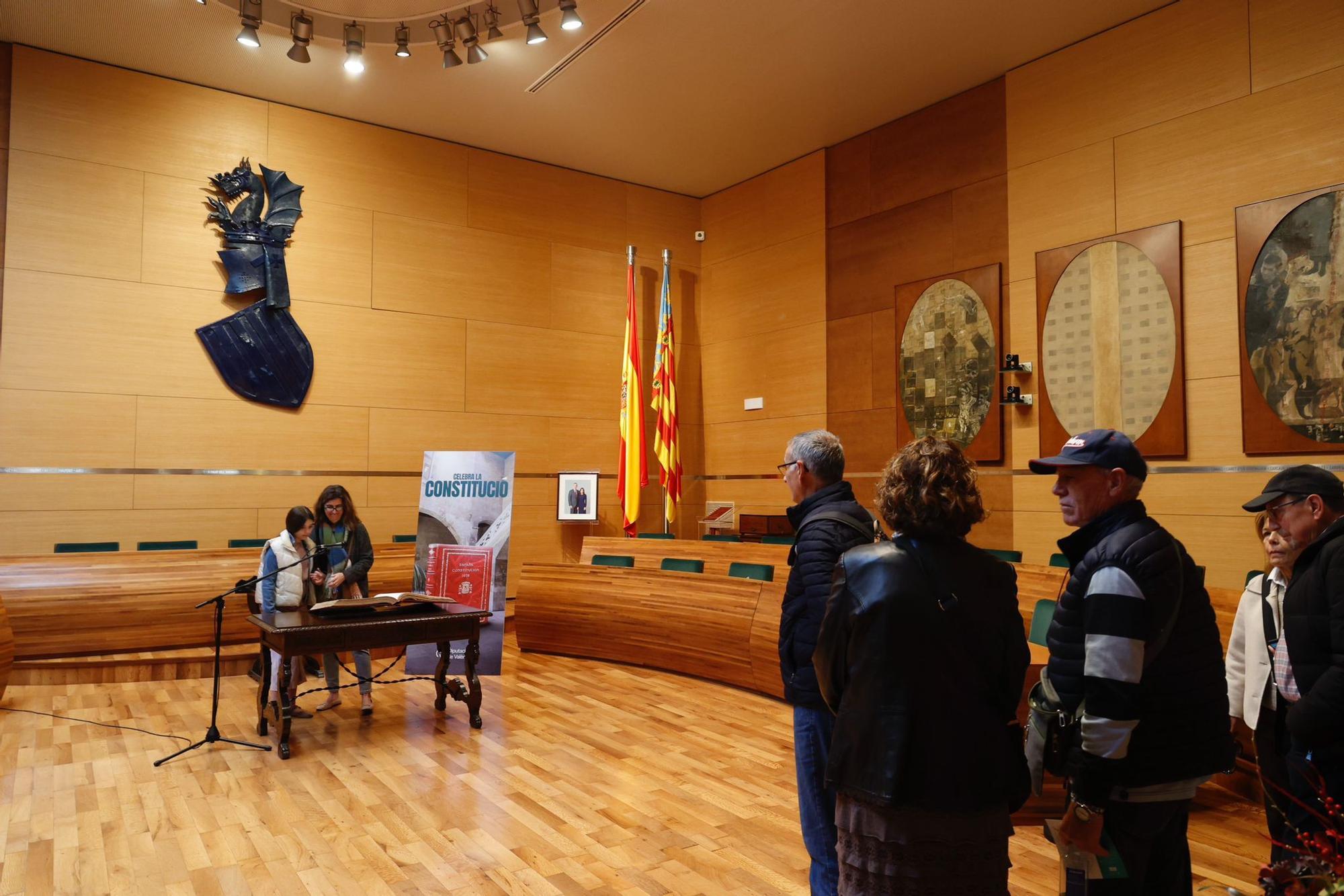 Los valencianos acuden al aniversario de la Constitución en la Diputación de València