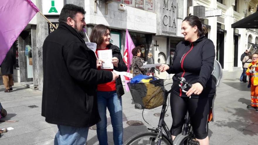 UGT y CCOO informan en Las Tendillas sobre la huelga feminista