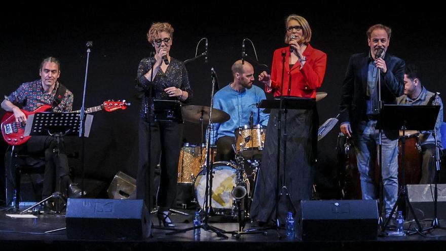 El concierto de Sabine Kühlich y el Jorge Viejo Octeto, ayer, en el Campoamor.  | IRMA COLLÍN