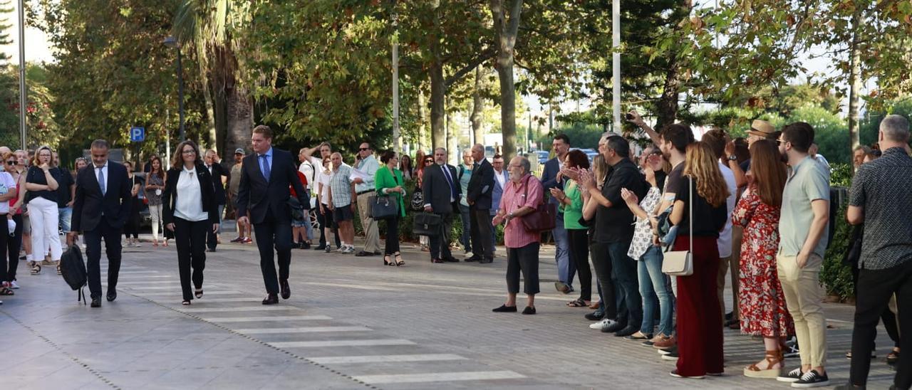 Aplausos de miembros de Compromís a la llegada de Oltra