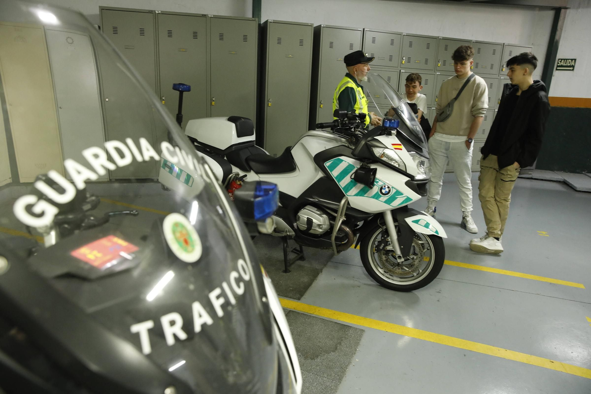 En imágenes: Los alumnos del Corazón de María de Gijón conocen cómo funciona cada unidad de la Guardia Civil