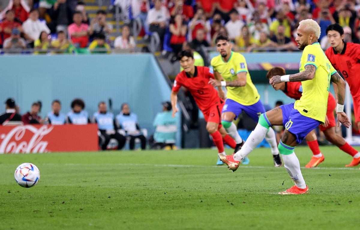 Doha (Qatar), 05/12/2022.- Neymar of Brazil scores the 2-0 by penaltyduring the FIFA World Cup 2022 round of 16 soccer match between Brazil and South Korea at Stadium 974 in Doha, Qatar, 05 December 2022. (Mundial de Fútbol, Brasil, Corea del Sur, Catar) EFE/EPA/Abedin Taherkenareh