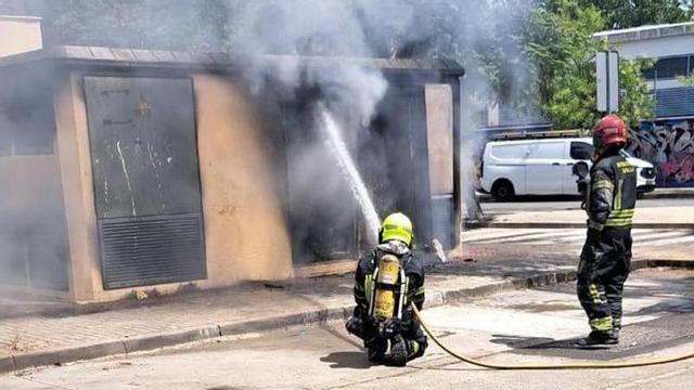Los bomberos apagan el transformador eléctrico que salió ardiendo.