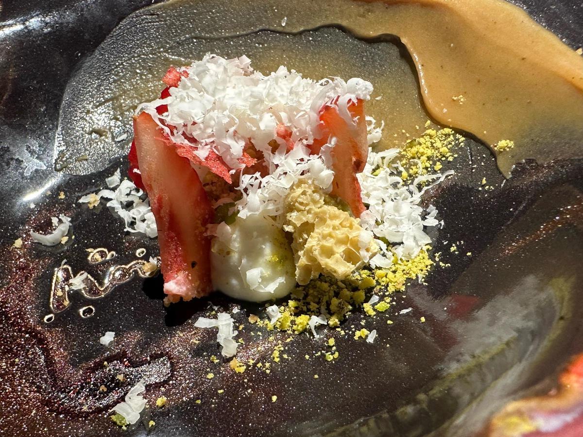 Cremoso de queso con compota de ruibarbo.