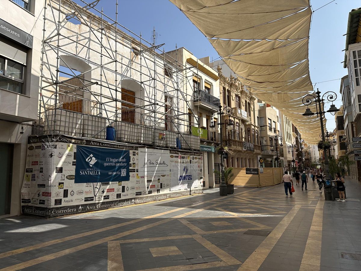 Fachada apeada del solar que 'mira' hacia la Corredera.