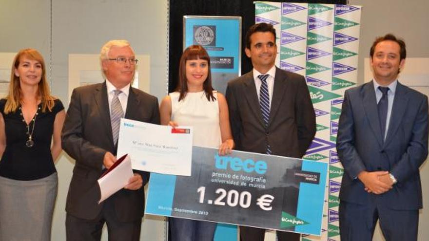 Mar Sáez sonríe mientras sostiene su cheque en el acto.