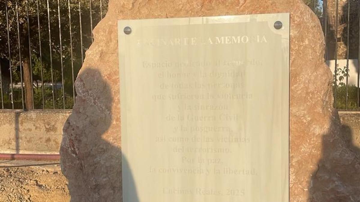 El monolito colocado en Encinas Reales, en una imagen facilitada por la asociación de memoria histórica.