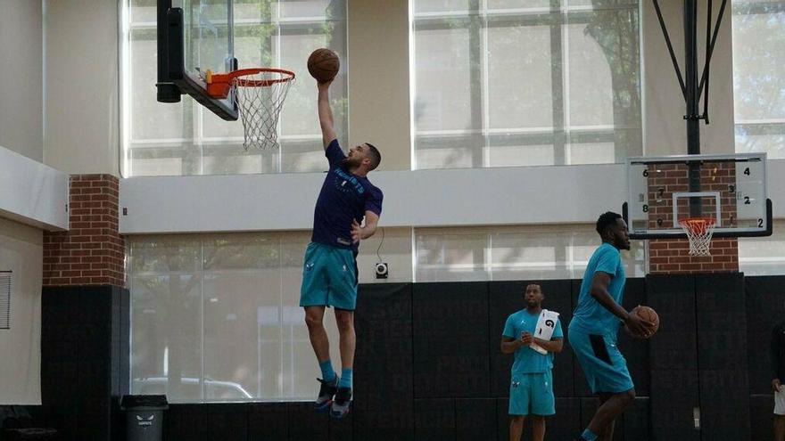 Francis Alonso, con la camiseta de los Hornets, en un entrenamiento privado.