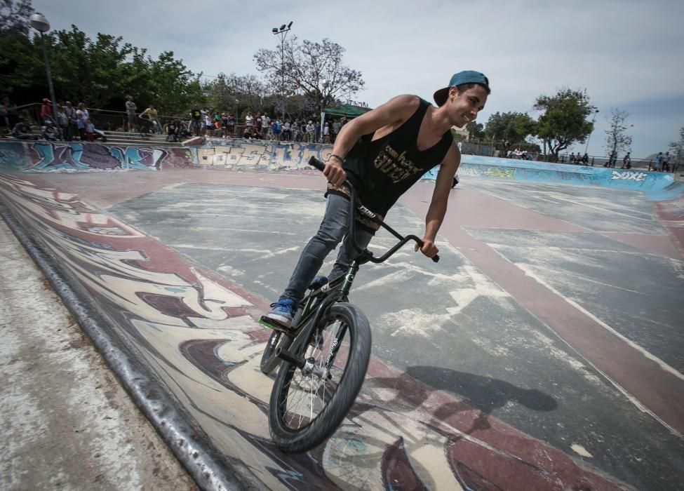 Alacant Desperta vuelve tras nueve años de ausencia y llena el parque alicantino de cultura urbana