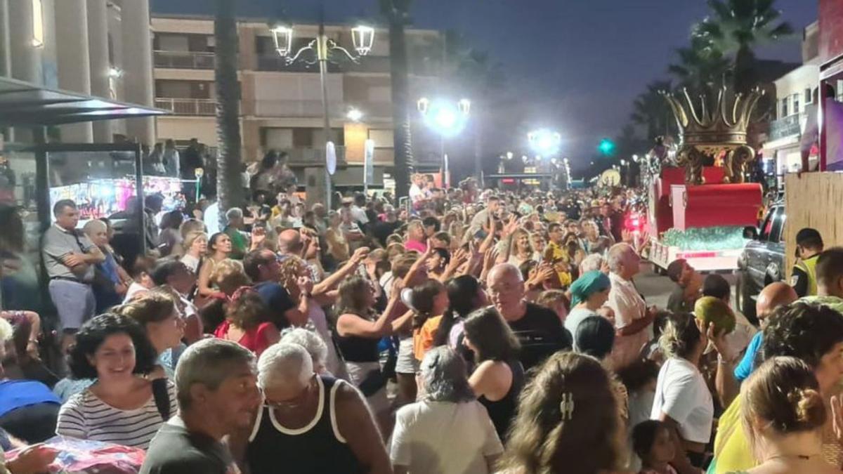 Cientos de personas en la calle en Los Alcázares, ayer. | AYTO. LOS ALCÁZARES