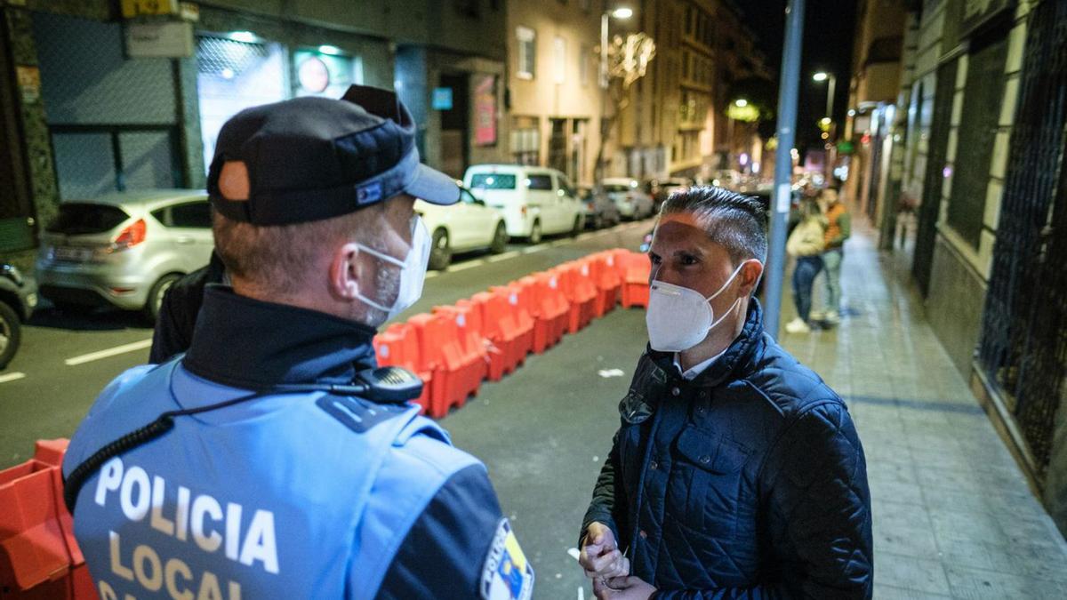 Alejandro Marrero, concejal de Seguridad, conversa coun policía local durante un operativo nocturno.