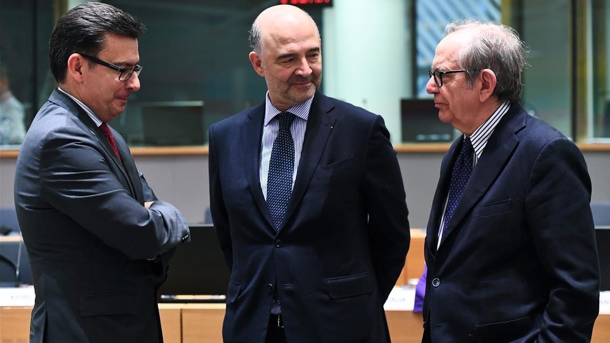 El ministro de Economía italiano, Pier Carlo Padoan (derecha), su homólogo español, Román Escolano (izq) y el comisario europeo Pierre Moscovici, antes de la reunión del Eurogrupo, el 12 de marzo.