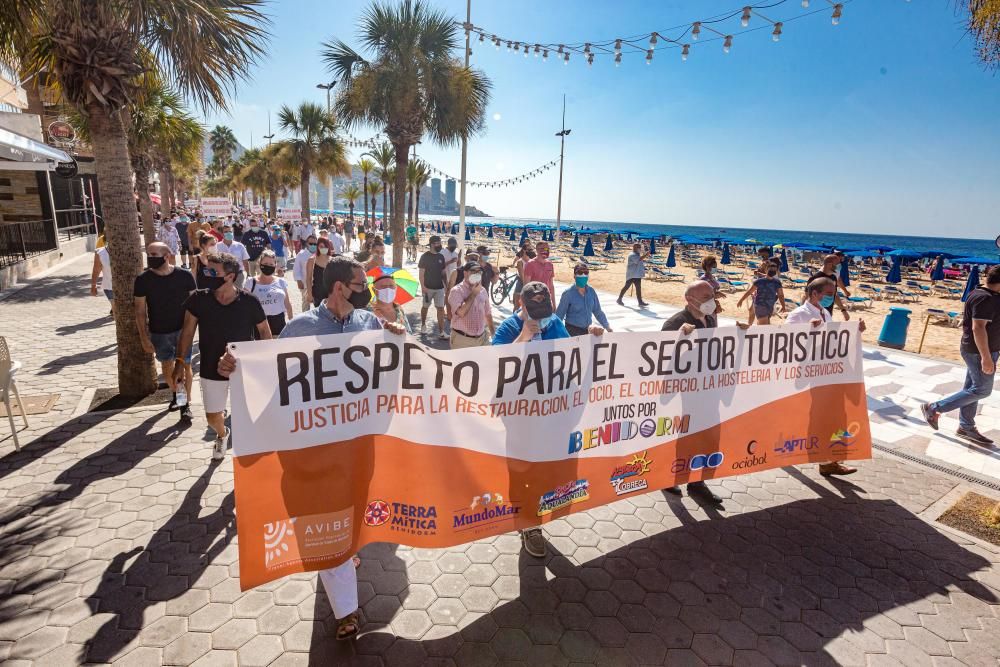 Más de 500 personas se manifiestan en Benidorm contra la decisión del cierre del ocio nocturno.