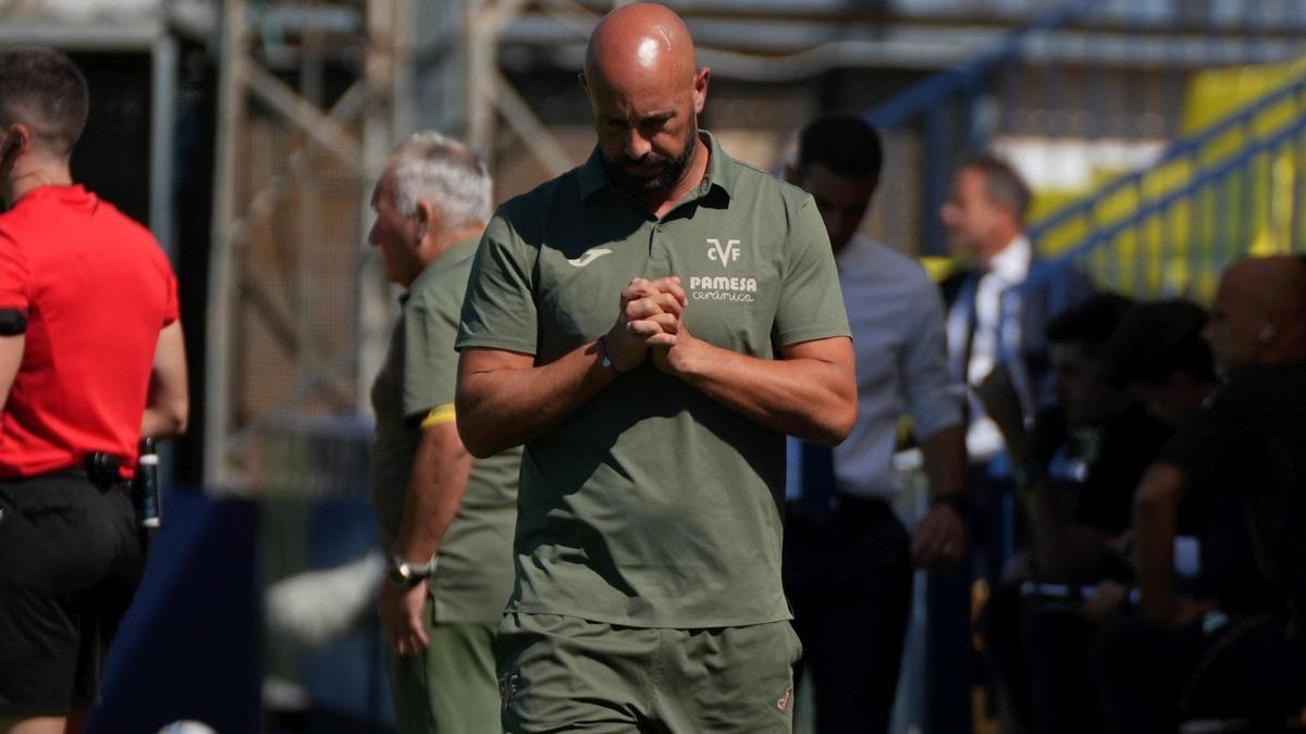 Pepe Reina, entrenando en un partido de la Youth League de la temporada 2025/26.