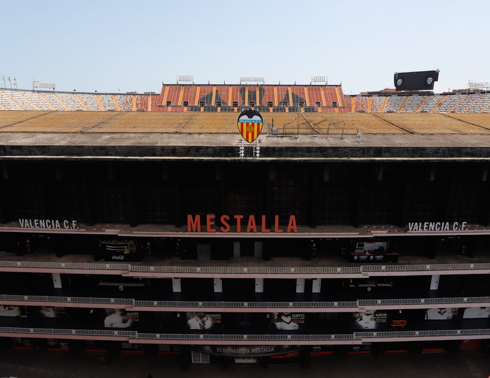 Colocan un escudo provisional del Valencia para el centenario de Mestalla