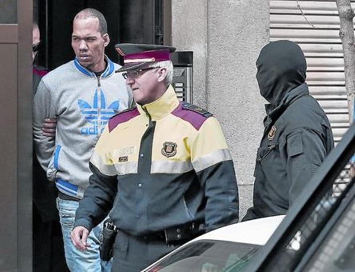 Els Mossos s’enduen un detingut a Salt (Gironès). Els Mossos s’enduen un detingut a Salt (Gironès).