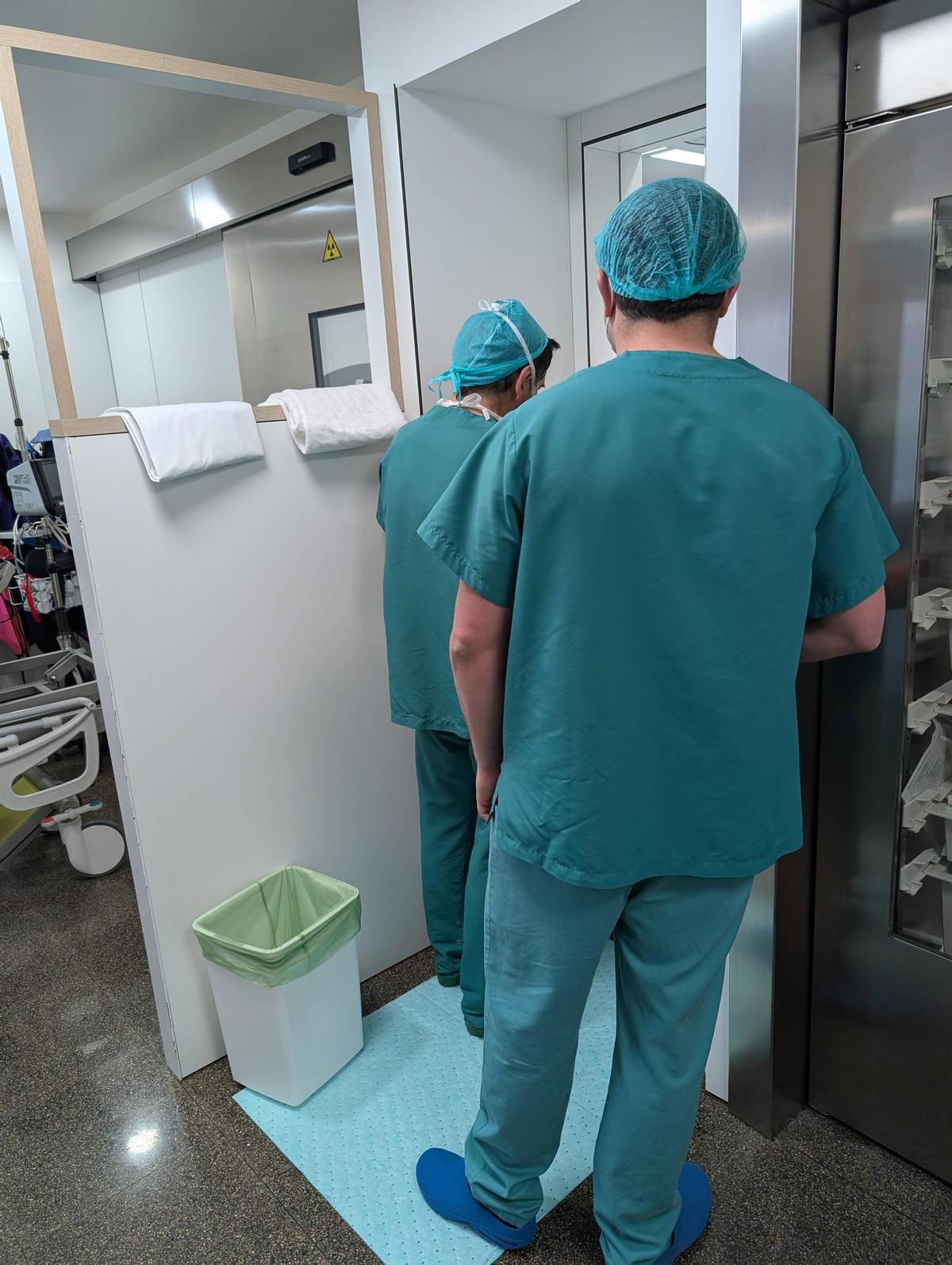 Els dos cirurgians rentant-se les mans abans de la intervenció.