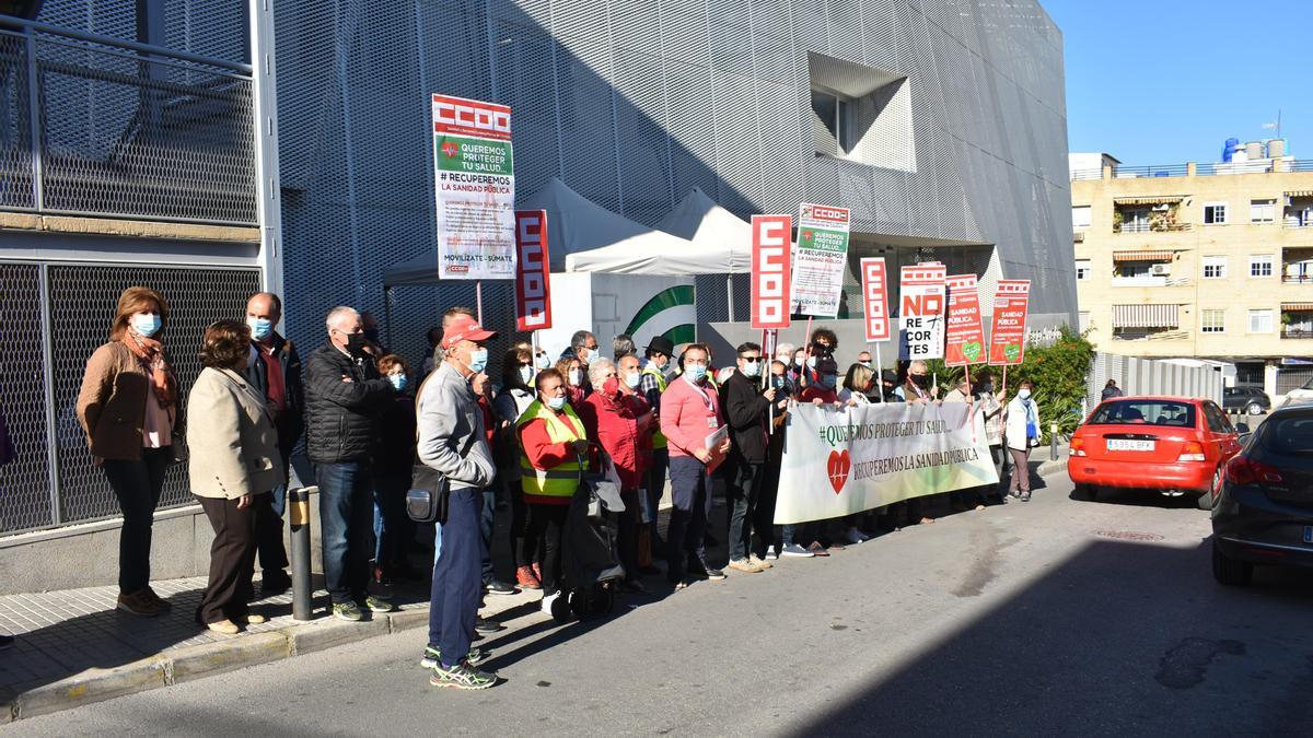 Concentración ante el centro de salud de Puente Genil.