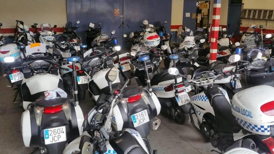 Varias de las motos que forman parte de la flota de la Policía Local de Murcia están en el parque móvil de Espinardo.