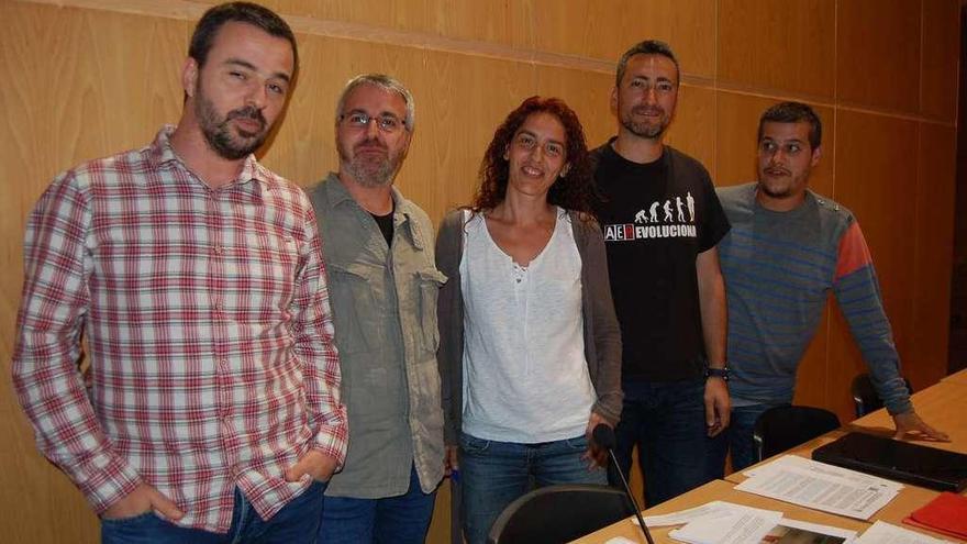 Los ediles de AER Ricardo Figueroa, Xosé Covelo, Beatriz Laíño, Noé Cano y Javier Bastos, ayer.  // FdV