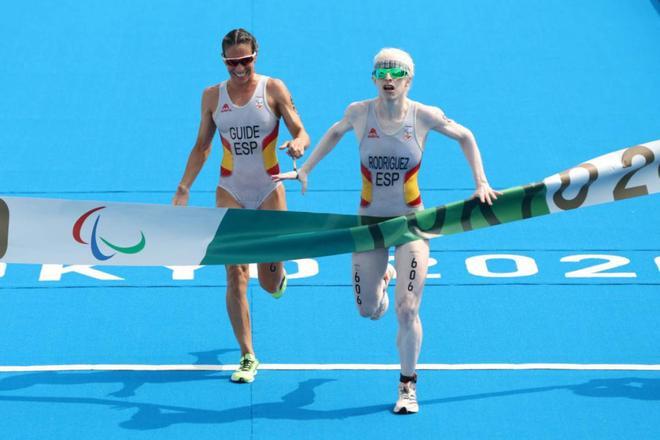 La triatleta Susana Rodríguez cruzando la meta en los paralímpicos de Tokyo