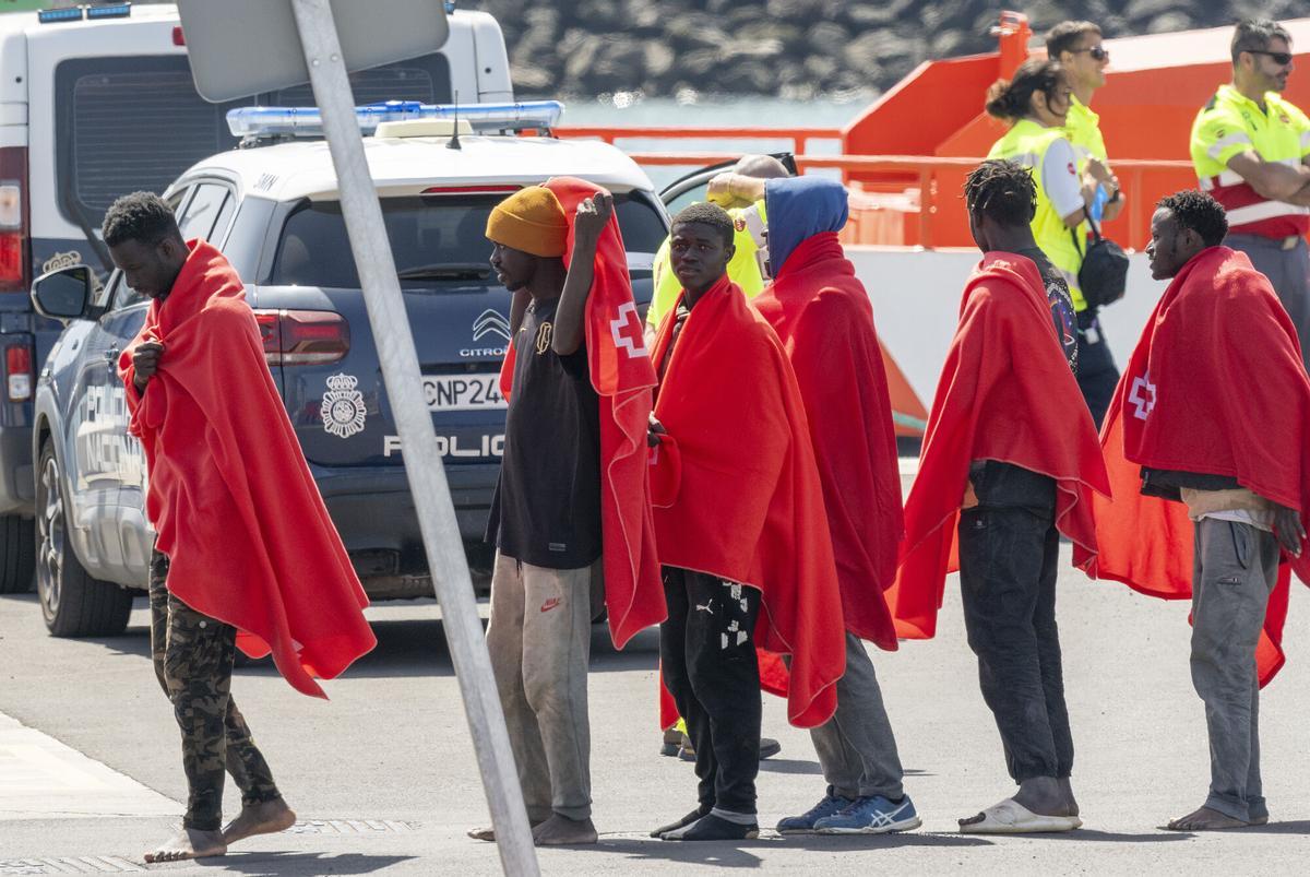 Salvamento Marítimo traslada a 37 migrantes a Puerto Naos, en Arrecife (Lanzarote)