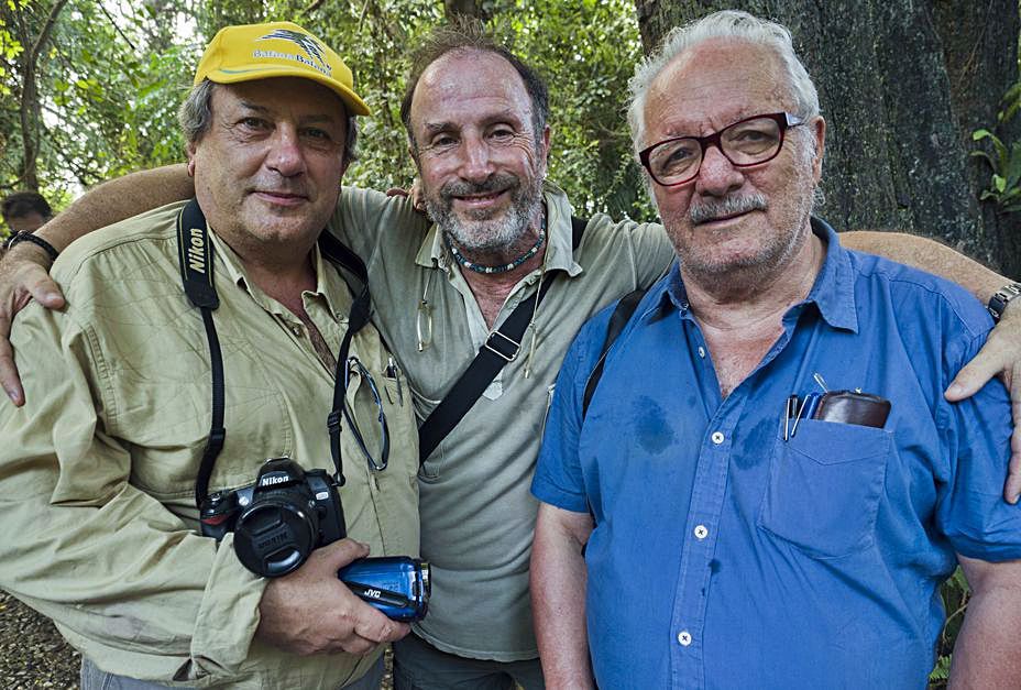Mariano López, Tino Soriano y Javier Reverte, en el Parque Nacional de las Cataratas Victoria (Zimbabue). 