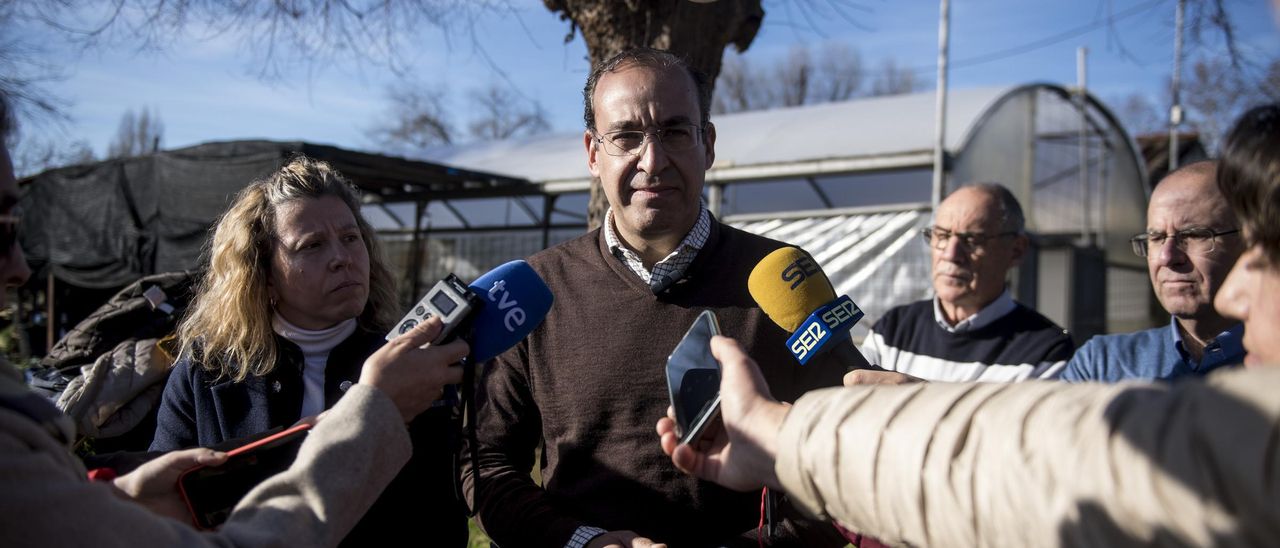 El alcalde visita los huertos de la asociación Down en la Ribera del Marco, este martes.