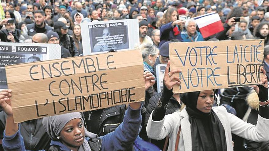 Miles de personas marchan contra la islamofobia en París