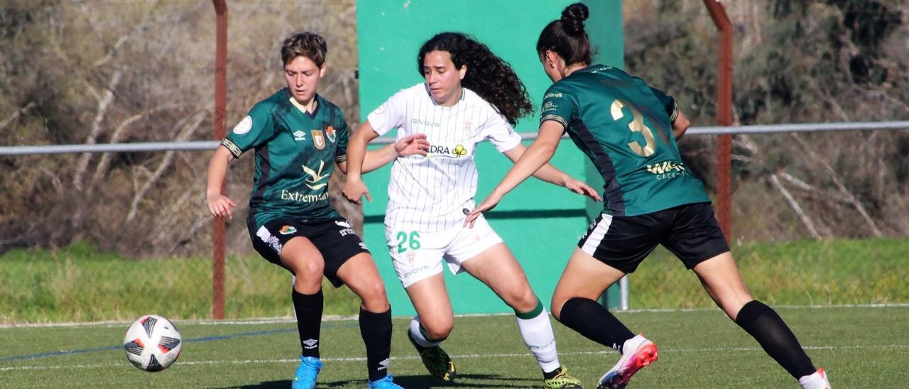 Lance del encuentro entre el Córdoba CF Femenino y el Cacereño en la Ciudad Deportiva.