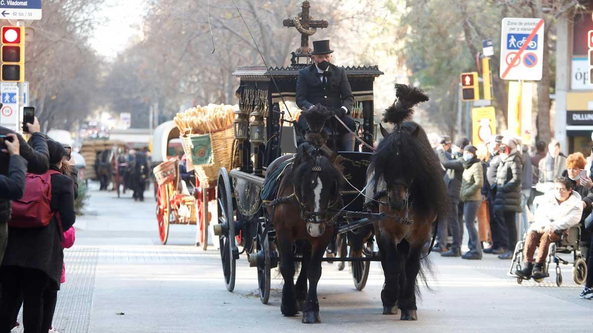 Una carroza fúnebre participa en la tradicional cabalgata de Els Tres Tombs, en el barrio de Sant Antoni