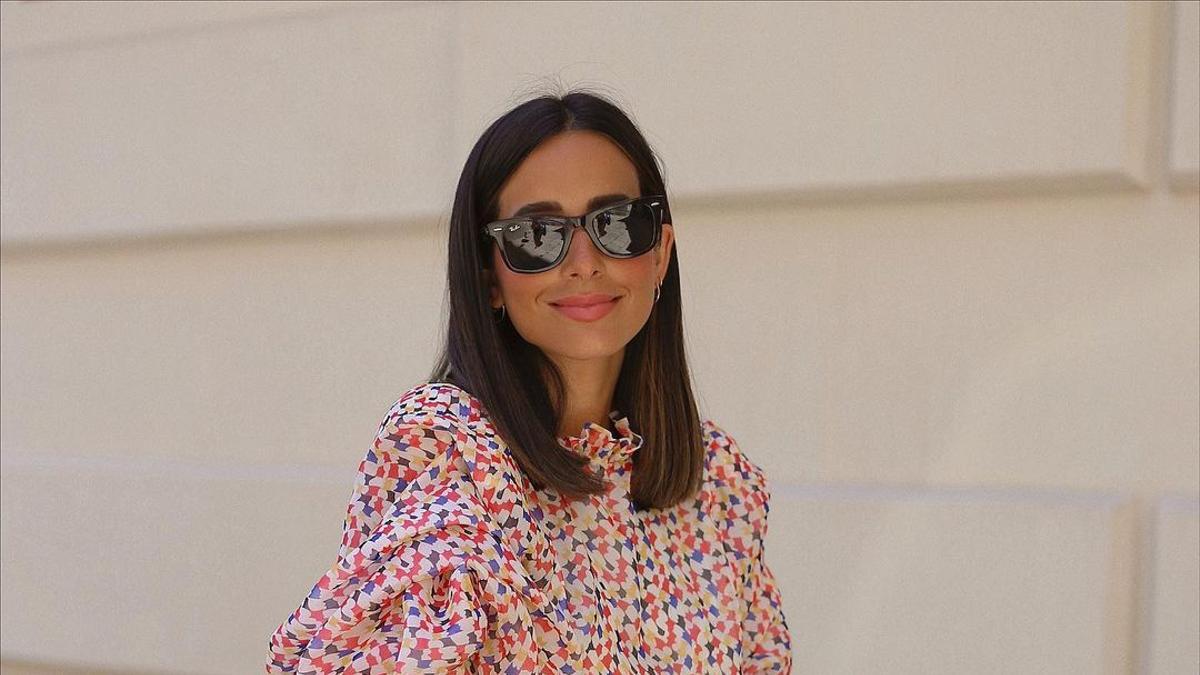 María Fernández-Rubíes con shorts en denim y camisa con volantes