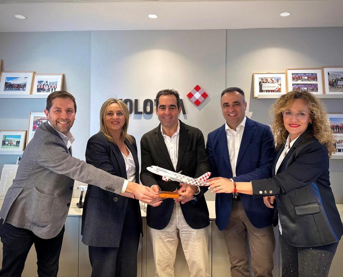El fundador de Volotea, Carlos Muñoz, (centro) y el director general de Estrategia de la compañía, Gabriel Schmilovich (izquierda), junto a Marifrán Carazo, Francisco Rodríguez y Marta Nievas / G. H.