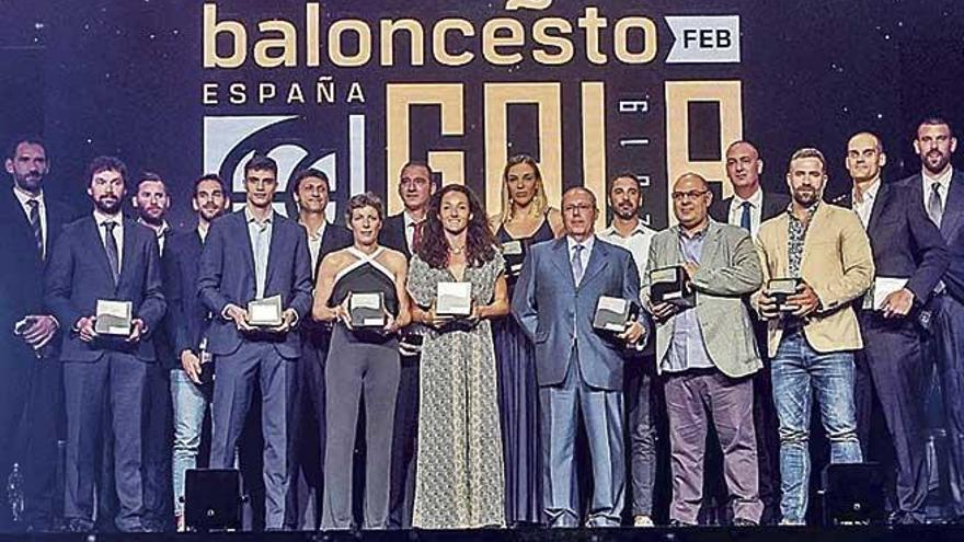 Los galardonados posan anoche durante la Gala del baloncesto espaÃ±ol.