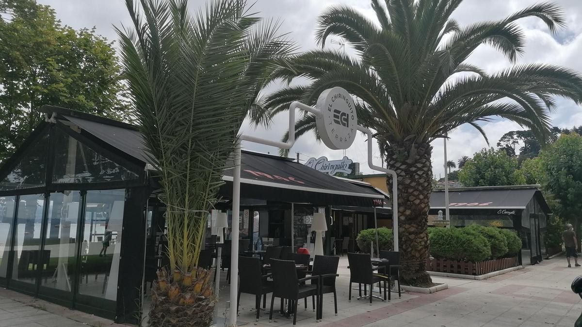 Instalaciones de la cafetería El Chiringuito, en el paseo marítimo de Sada.