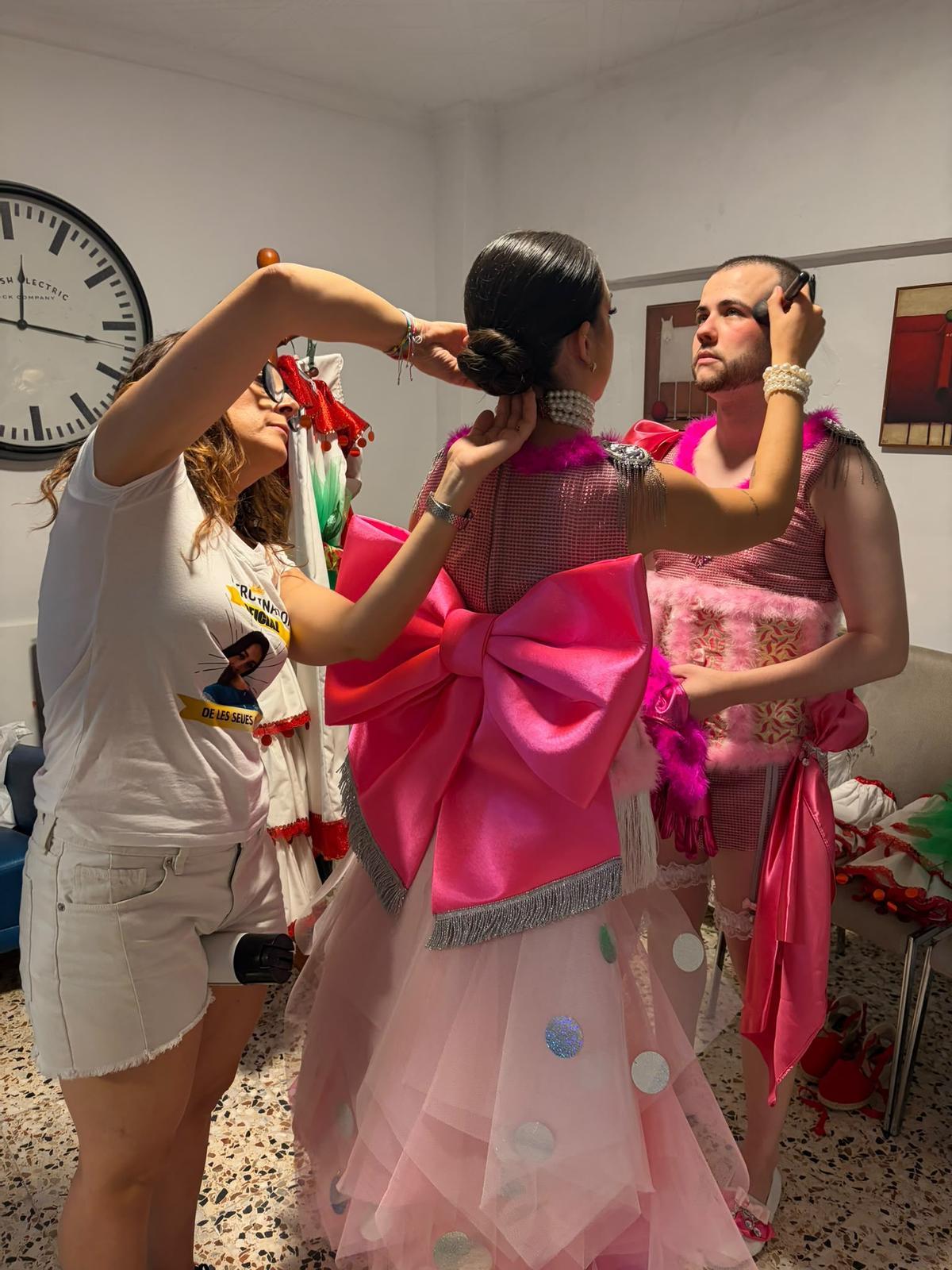 Las familias ayudan a los jóvenes a prepararse para las danzas.