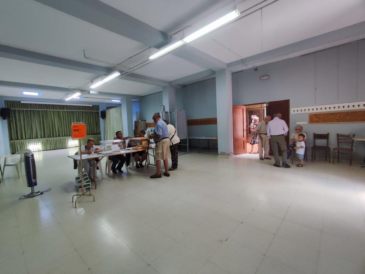 Votantes en Quiruelas de Vidriales poco antes de las  dos de la tarde.