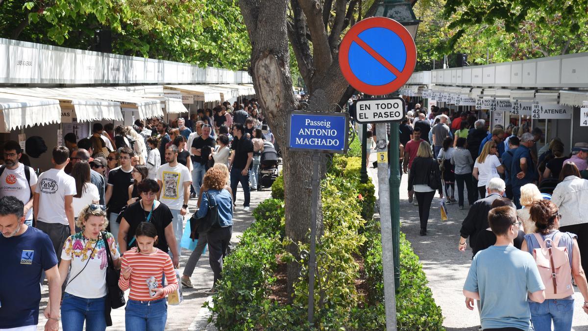El público recorría este viernes el recinto de la Fira del Llibre