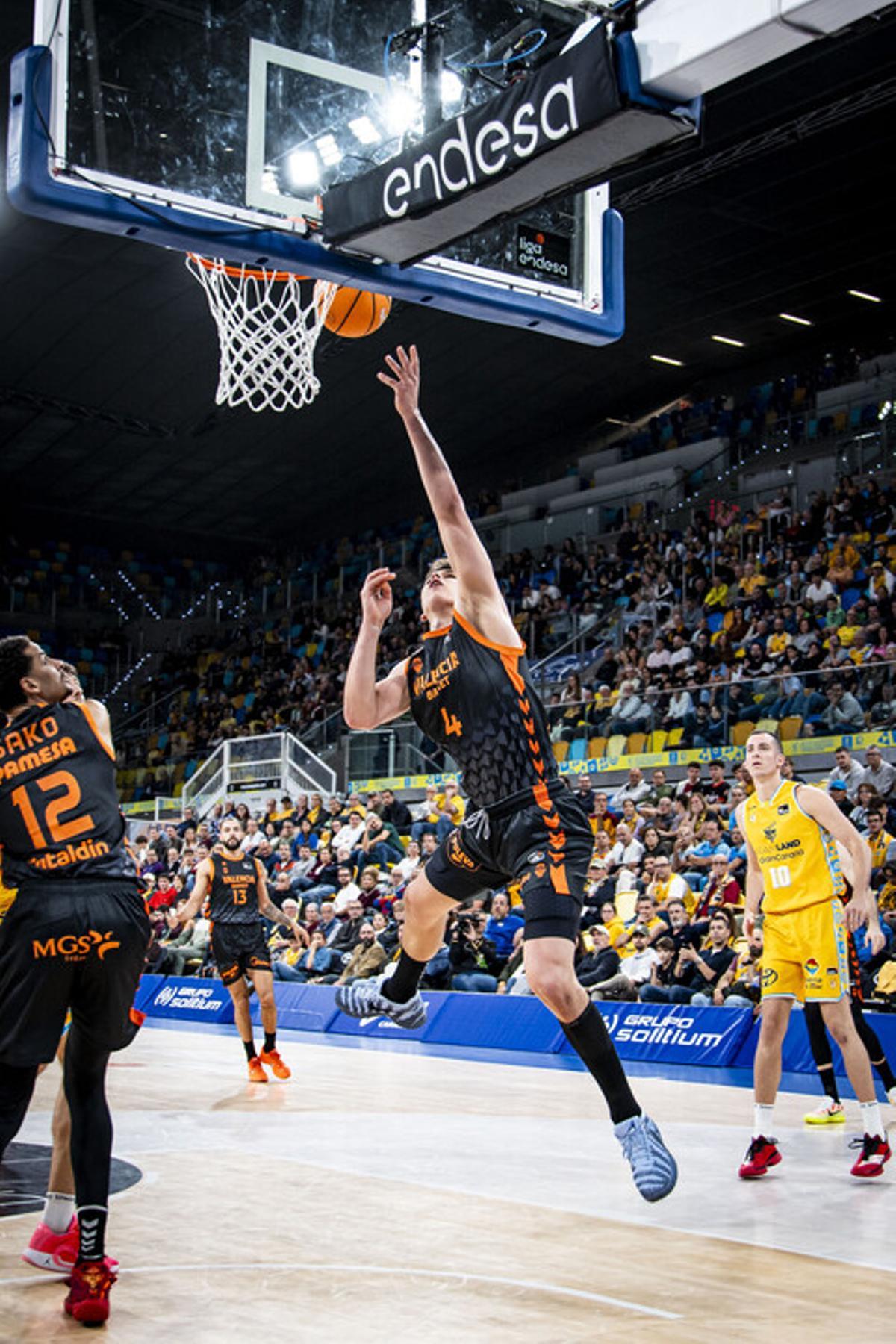 Jaime Pradilla entra a canasta en el partido ante el Gran Canaria.