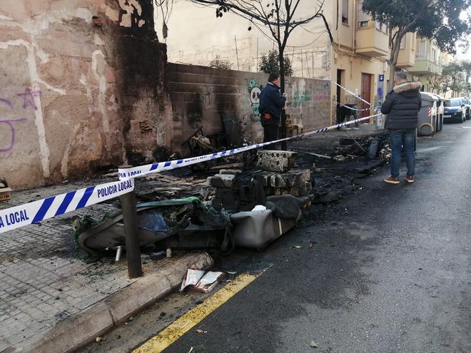 El incendio intencionado de una moto destruye cuatro contenedores y causa grandes daños en dos coches en Palma
