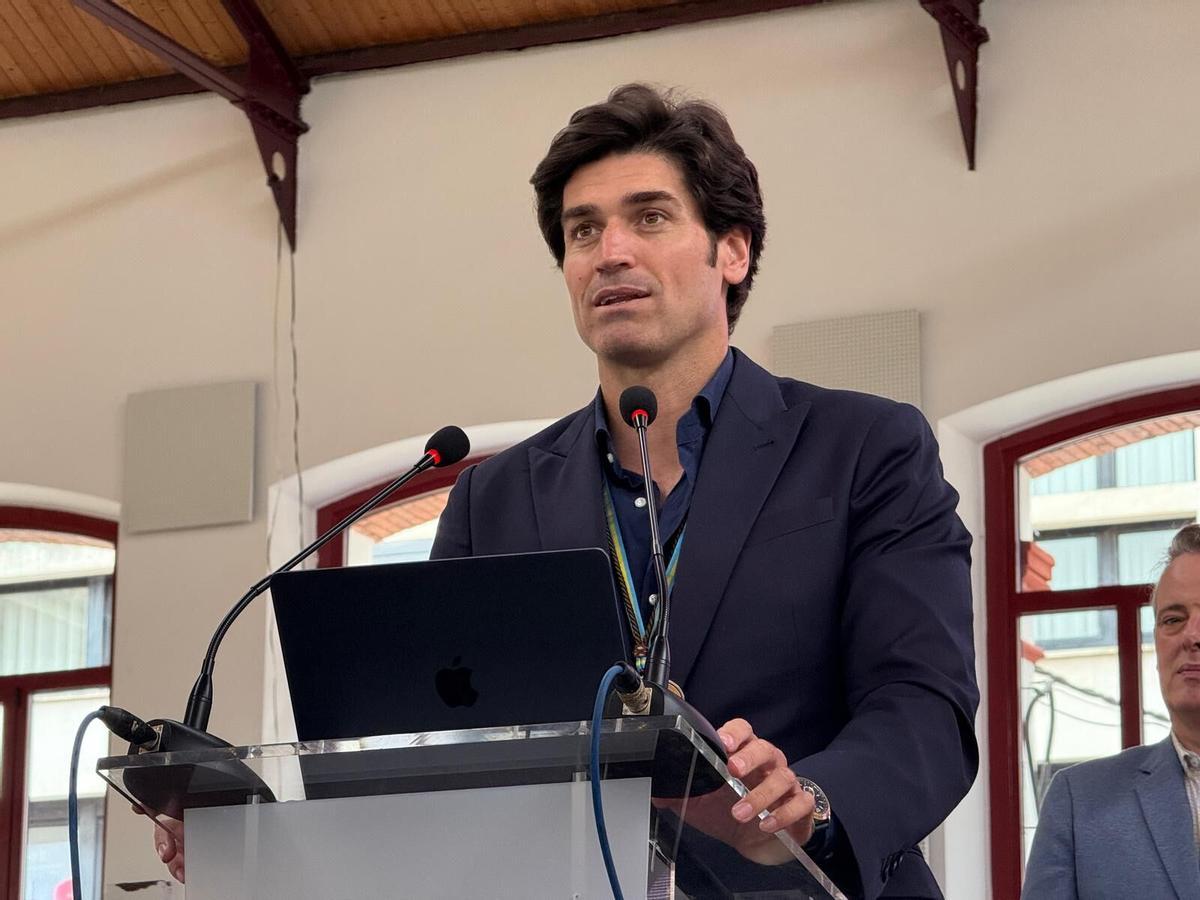 Javier Hernanz, durante su pregón en la plaza cubierta de Villaviciosa. 31 XORNAES DE LES FABES. GRAN CAPITULO DE LA COFRADIA DE AMIGOS DE LES FABES DE ASTURIAS. VILLAVICIOSA