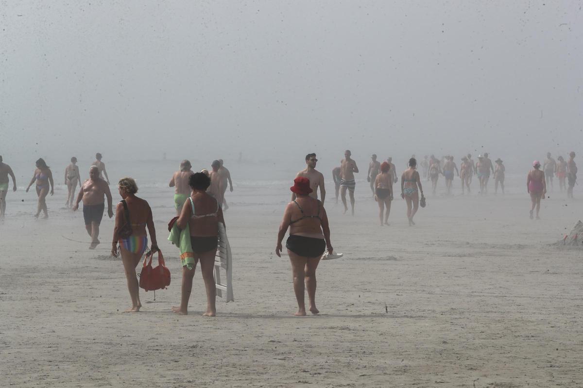 Bañistas en la playa da Lanzada, en una fantástica mañana brumosa