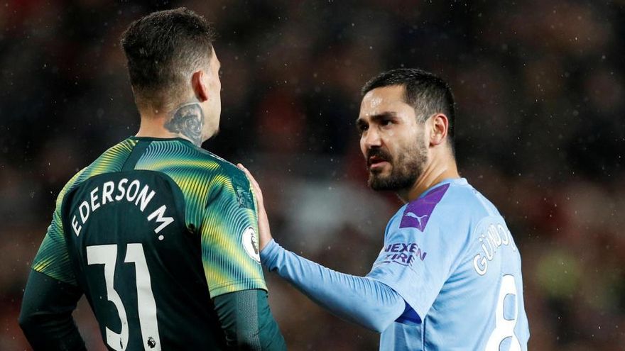 Gundogan, junto al portero Ederson.