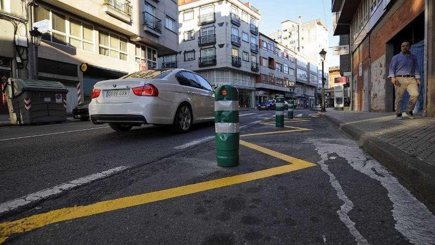 Los pivotes impiden aparcar en las proximidades de un paso de peatones. // Bernabé/Javier Lalín